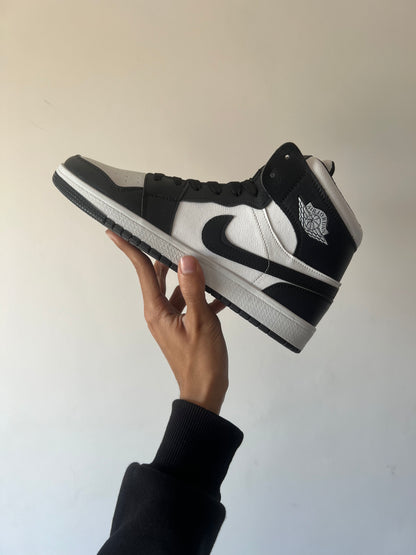 NIKE AIR JORAN 1 ALL TIME FAVOURITE BLACK AND WHITE