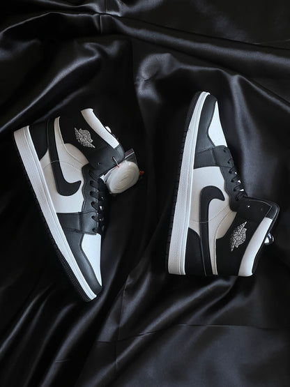 NIKE AIR JORAN 1 ALL TIME FAVOURITE BLACK AND WHITE